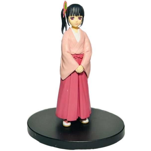 Vue latérale de la figurine Kanao Tsuyuri BANPRESTO 14cm, montrant les couleurs vives et la qualité de fabrication