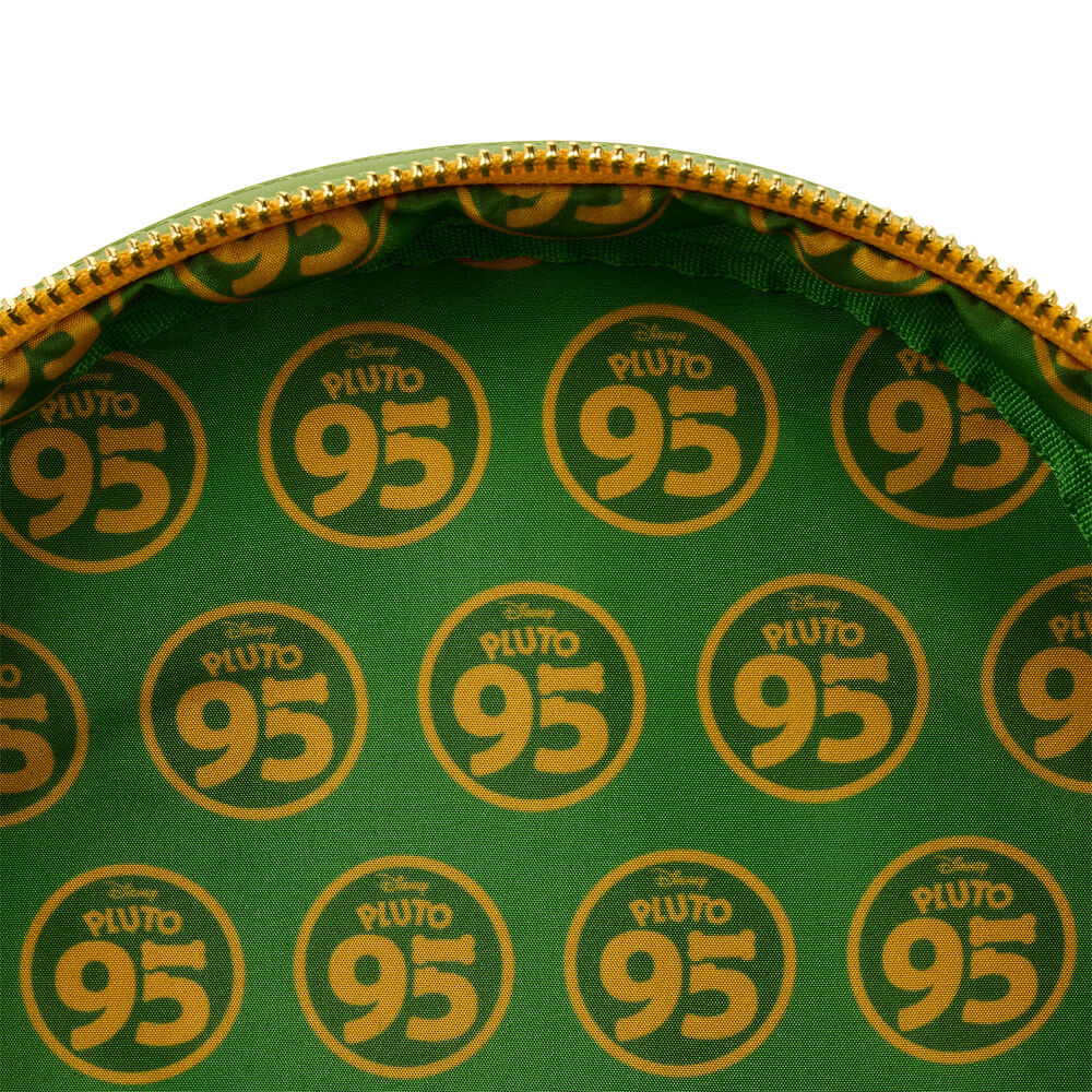 Sac à dos Loungefly Disney Pluto porté en situation urbaine mettant en valeur son style unique