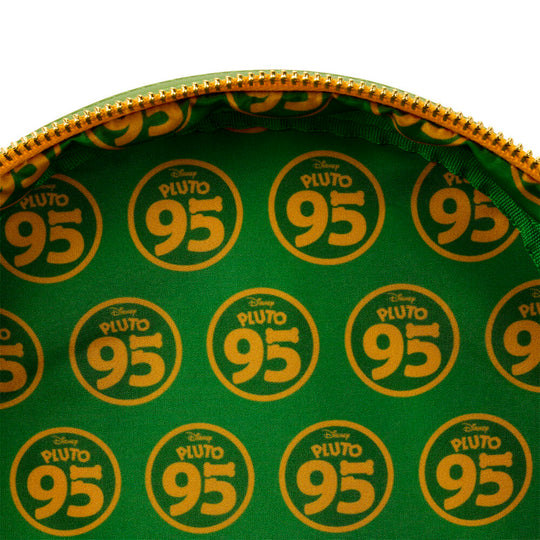 Sac à dos Loungefly Disney Pluto porté en situation urbaine mettant en valeur son style unique