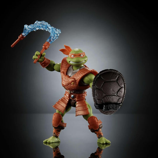 Vue rapprochée de la figurine Michelangelo avec expression féroce et yeux lumineux dans l'univers MOTU Origins.