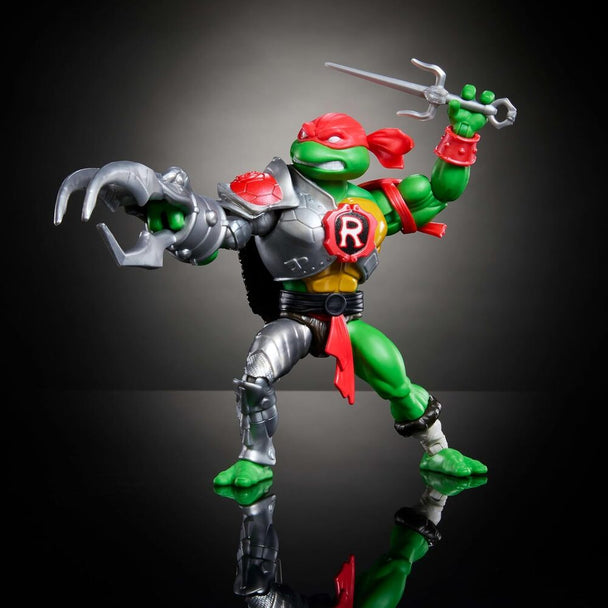 Vue rapprochée de la figurine Raphael avec ses deux épées sai et sa carapace amovible transformée en bouclier.
