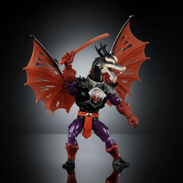 Détail du harnais métallique orné de cornes et du logo serpent sur la figurine Ninjor Mutant articulée
