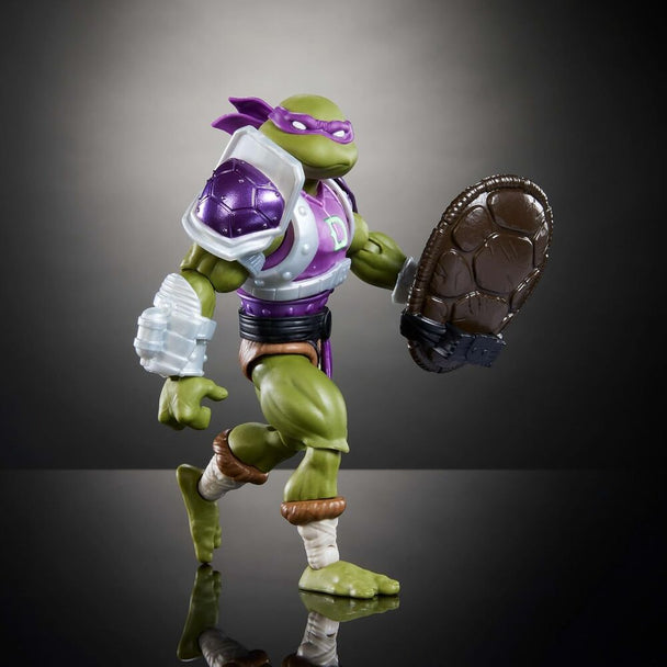 Vue rapprochée de la figurine Donatello avec son bouclier en forme de coquille de tortue et ses accessoires amovibles