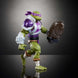 Vue rapprochée de la figurine Donatello avec son bouclier en forme de coquille de tortue et ses accessoires amovibles