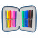Détail des crayons de couleur et feutres bien rangés dans la trousse triple Atletico de Madrid
