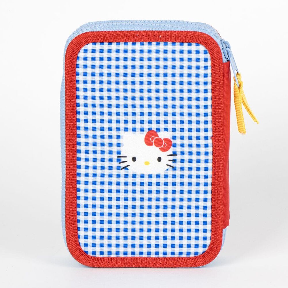Photo de la trousse double Hello Kitty CERDÁ posée sur un bureau, illustrant son usage pratique au quotidien
