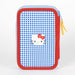 Photo de la trousse double Hello Kitty CERDÁ posée sur un bureau, illustrant son usage pratique au quotidien