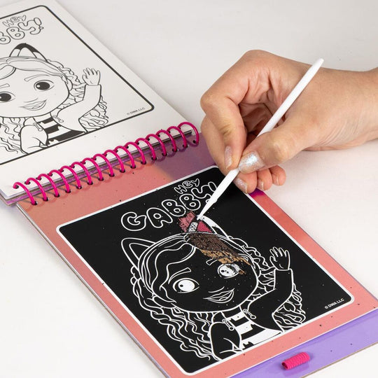 Set de papeterie à gratter Gabbys Doll House avec plusieurs feuilles colorées et outils de grattage CERDÁ