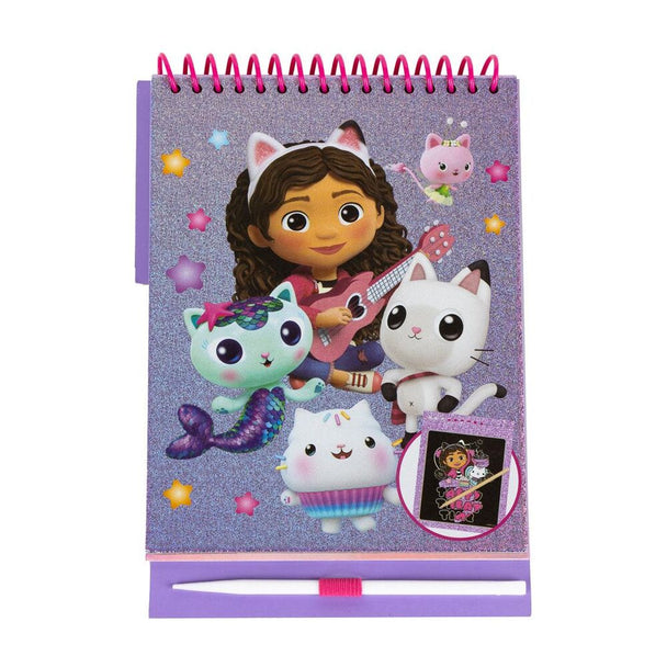 Vue rapprochée des feuilles à gratter du set Gabbys Doll House montrant les motifs colorés révélés