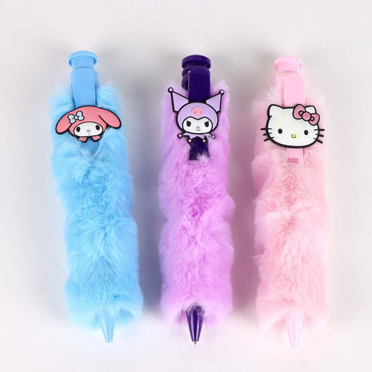 Deux stylos peluche Hello Kitty assortis avec différentes couleurs et expressions, parfaits pour enfants et collectionneurs.