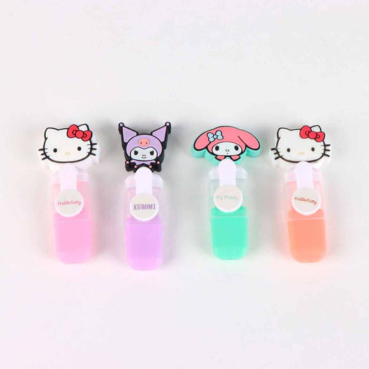 Surligneurs Hello Kitty alignés sur fond blanc, montrant la taille compacte