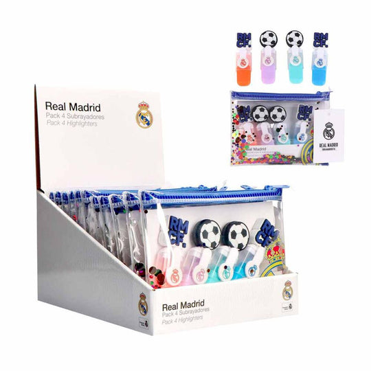 Surligneur bleu du set officiel Real Madrid CERDÁ posé sur un bureau avec cahier