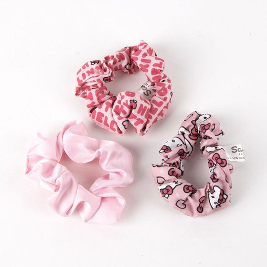 Pack de 3 scrunchies Hello Kitty CERDÁ colorés et doux, présentés sur fond blanc, parfaits pour accessoiriser vos cheveux avec style.