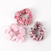 Pack de 3 scrunchies Hello Kitty CERDÁ colorés et doux, présentés sur fond blanc, parfaits pour accessoiriser vos cheveux avec style.
