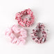 Pack de 3 scrunchies Hello Kitty CERDÁ colorés et doux, présentés sur fond blanc, parfaits pour accessoiriser vos cheveux avec style.