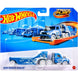 Jeu d’enfant avec le camion transporteur Hot Wheels assorti sur une piste Hot Wheels colorée