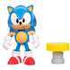 Vue latérale de la figurine Sonic The Hedgehog série 10 montrant l'articulation des bras
