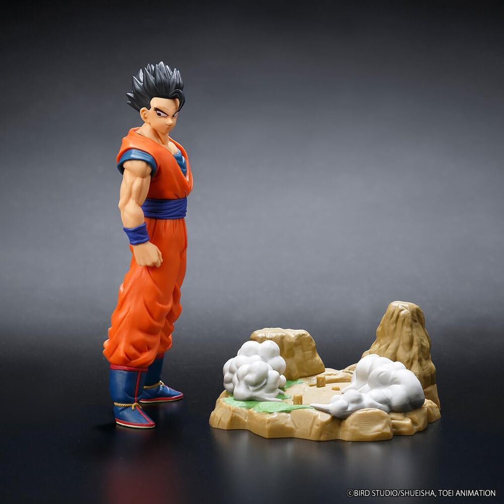 Présentation de la figurine Son Gohan sur socle avec éclairage mettant en valeur les détails