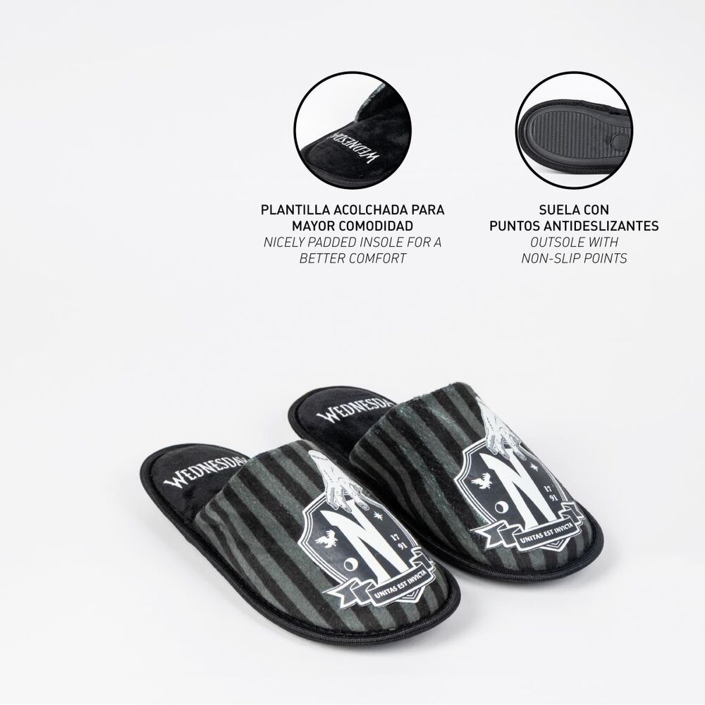 Zoom sur la texture douce en polyester des chaussons Wednesday pour adultes