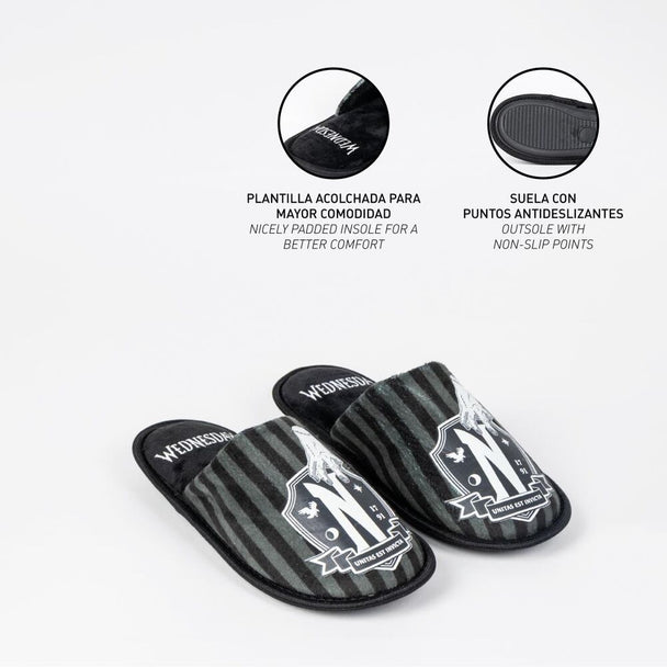 Zoom sur la texture douce en polyester des chaussons Wednesday pour adultes