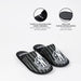 Zoom sur la texture douce en polyester des chaussons Wednesday pour adultes