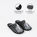 Zoom sur la texture douce en polyester des chaussons Wednesday pour adultes