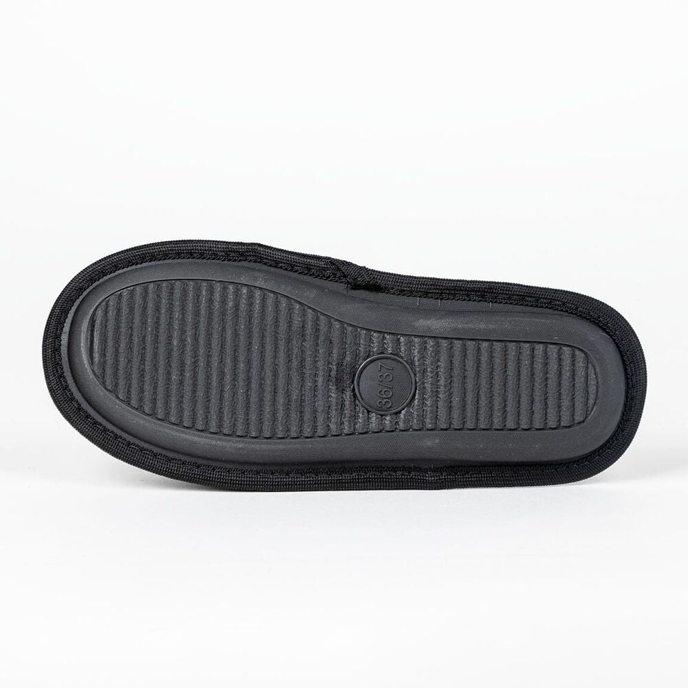 Gros plan sur le logo CERDÁ brodé sur les chaussons Wednesday pour adultes