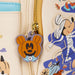 Présentation du portefeuille Loungefly Disney Mickey & Friends posé sur une surface neutre pour mise en valeur
