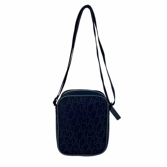 Détail de la grande capacité intérieure du sac Real Madrid avec objets rangés