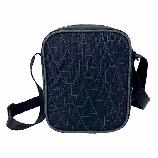 Sac Real Madrid porté à l'épaule par un mannequin, démonstration de sa taille compacte