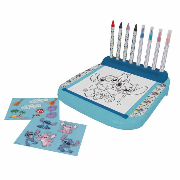 Gros plan sur les 4 marqueurs multicolores inclus dans le kit Disney Stitch