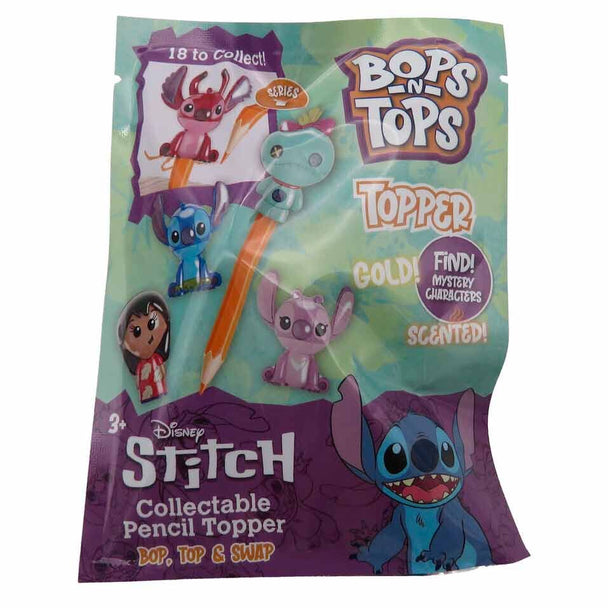 Vue rapprochée du topper 3D Stitch en position amusante sur enveloppe colorée