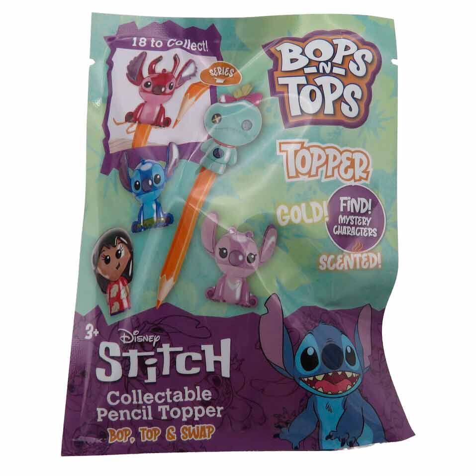 Vue rapprochée du topper 3D Stitch en position amusante sur enveloppe colorée