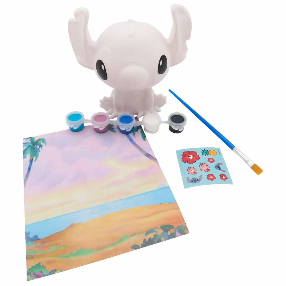 Stitch éclairé après peinture montrant l'effet lumineux de la figurine achevée