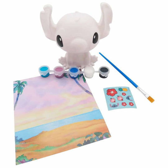 Stitch éclairé après peinture montrant l'effet lumineux de la figurine achevée