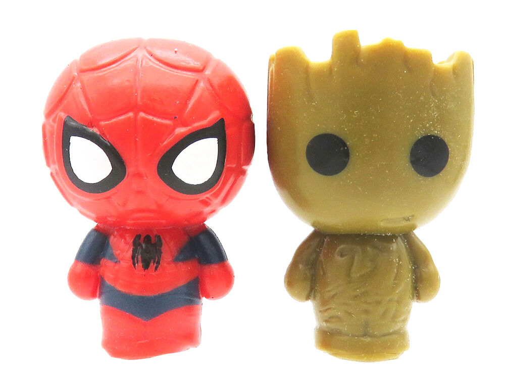 Collection variée de toppers 3D Marvel en enveloppes avec différents personnages colorés