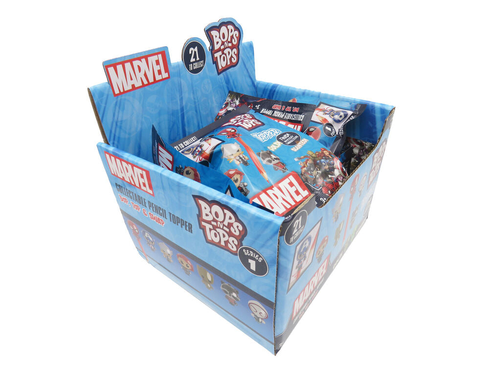 Vue rapprochée d'un topper 3D Marvel en enveloppe, parfait pour décorer un gâteau d'anniversaire