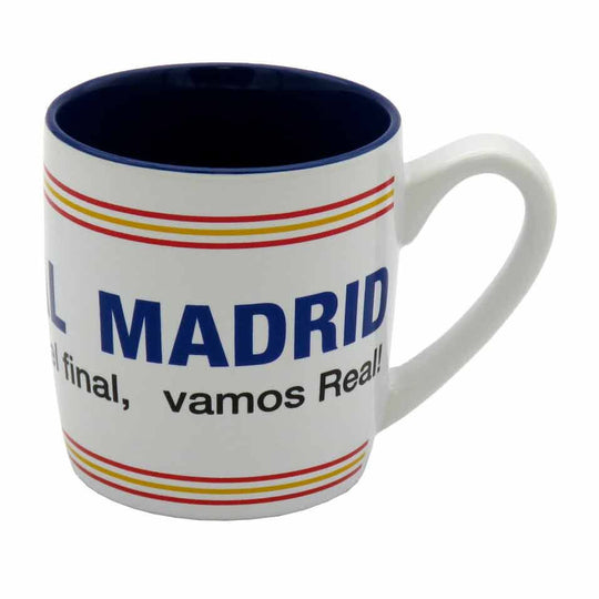 Mug Real Madrid posé sur une table, prêt à être utilisé pour une boisson chaude