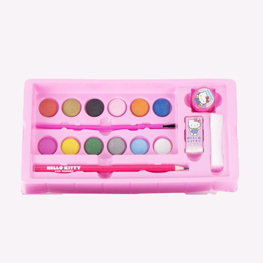 Enfant coloriant la trousse Hello Kitty avec des feutres pour personnaliser son design