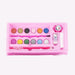 Enfant coloriant la trousse Hello Kitty avec des feutres pour personnaliser son design