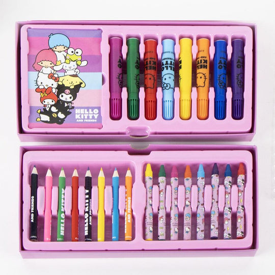 Trousse Hello Kitty à colorier posée sur un bureau avec fournitures scolaires autour