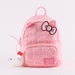Sac à dos Hello Kitty CERDÁ, vue de côté, montrant sa profondeur et sa capacité de rangement pour les affaires de maternelle.