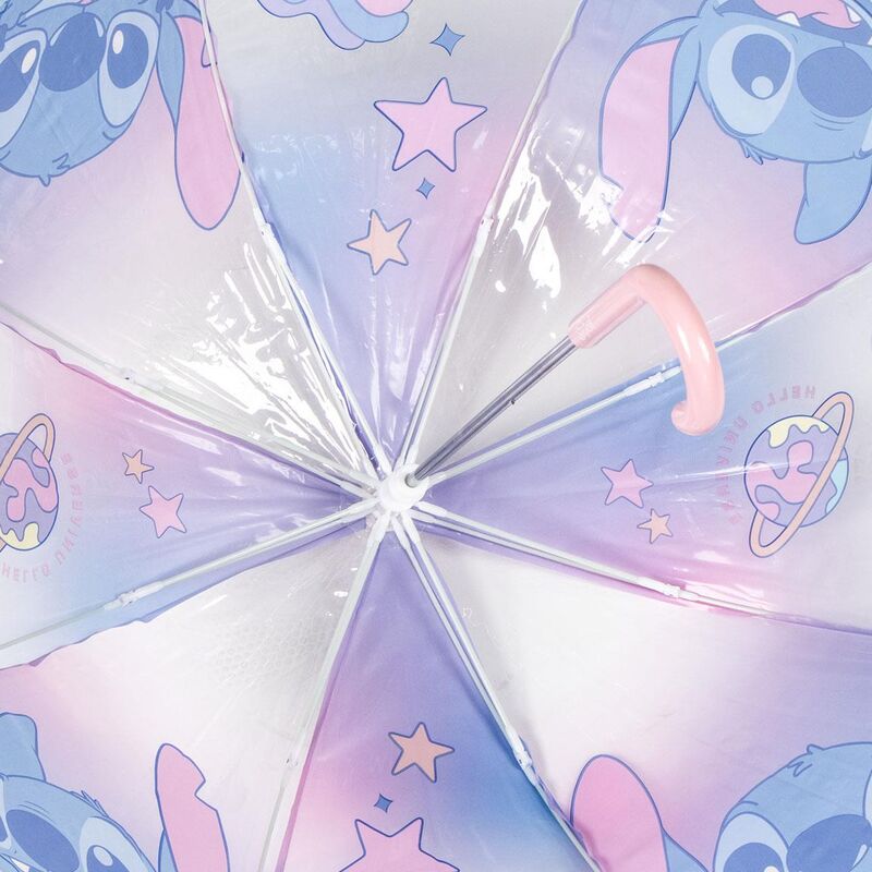Enfant tenant le parapluie transparent Disney Stitch sous la pluie