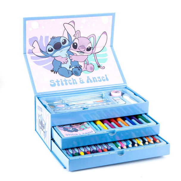 Vue intérieure de la trousse montrant crayons de couleur et feutres bien rangés pour coloriage