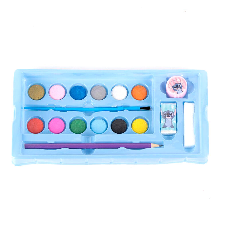 Enfant utilisant la trousse de coloriage Disney Stitch pour dessiner et colorier sur une table