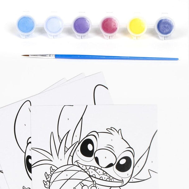 Vue rapprochée du cahier rigide à motif Stitch inclus dans le set de papeterie