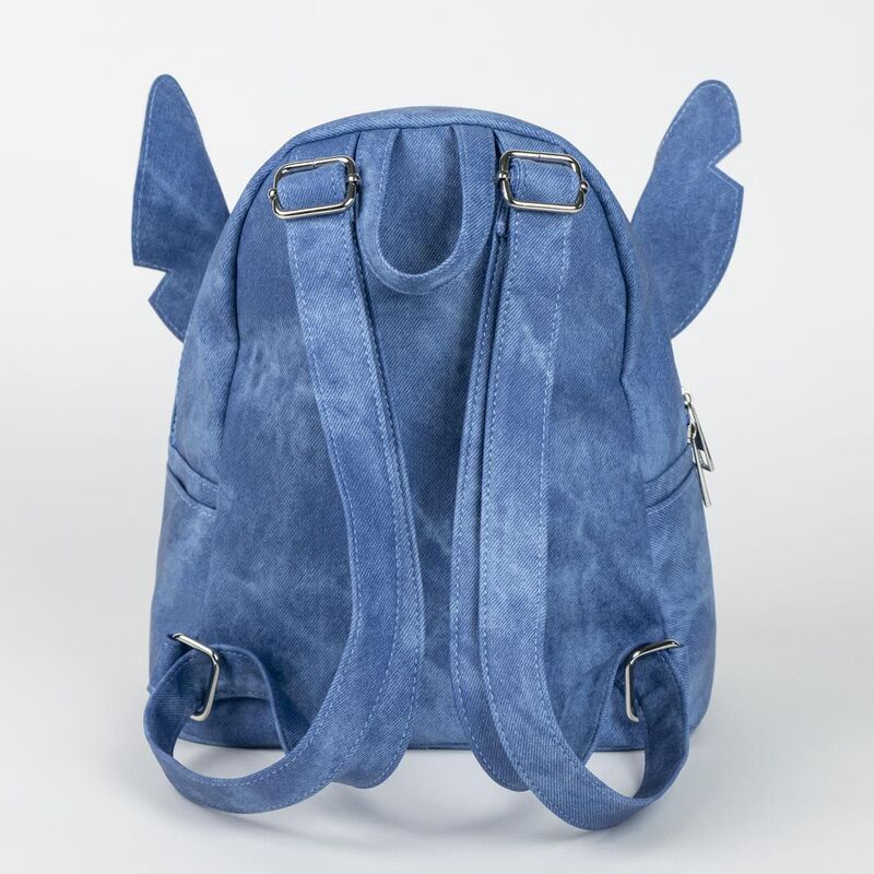 Sac à dos Disney Stitch 25cm porté par un modèle, illustrant son style casual