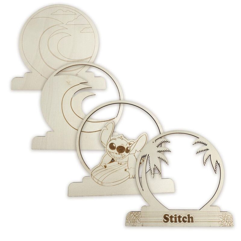 Figurine Stitch peinte en bleu et violet exposée sur une table de travail