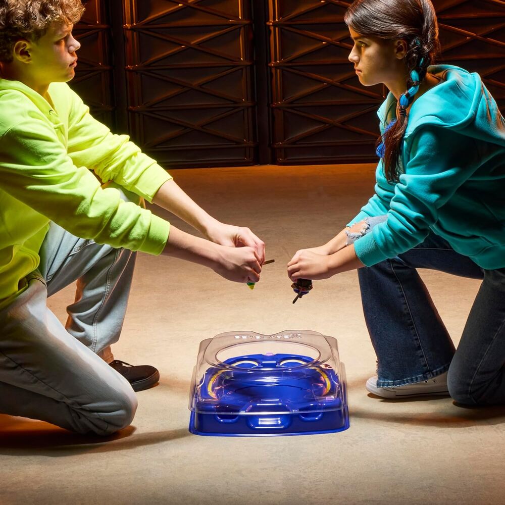 Enfant lançant une toupie Beyblade X Drop Attack dans l'arène de bataille HASBRO