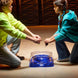 Enfant lançant une toupie Beyblade X Drop Attack dans l'arène de bataille HASBRO